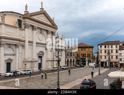 Bassano del Grappa, Italia - 6 Settembre 2019: Piazza Liberta ( Piazza della Libertà) a Bassano del Grappa. Italia Foto Stock