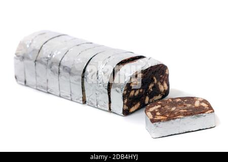 Tradizionale salame portoghese al cioccolato dolce isolato su sfondo bianco. Foto Stock