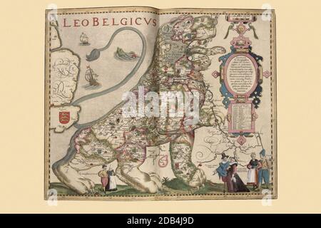 "Il Leone Belgico, latino per Leone olandese è una mappa dei Paesi Bassi disegnata a forma di leone. Il primo Leo Belgicus fu disegnato dal cartografo austriaco Michael Aitzinger nel 1583, quando i Paesi Bassi combattevano la guerra degli ottanta anni per l'indipendenza. Il motivo fu ispirato dalla figura araldica del leone, che si trovava negli stemmi di diversi Paesi Bassi, cioè: Brabante, Fiandre, Guelders, Hainout, Olanda, Limburgo, Lussemburgo e Zeeland, così come in quelli di Guglielmo d'Orange. La mappa di Aitzinger fu la prima di molti. Ci erano tre disegni differenti. Foto Stock