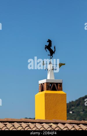 Camini gialli decorati con lavorazione artistica del metallo a strada del Prosecco, Italia Foto Stock