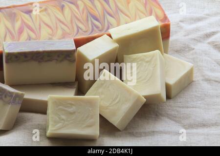 Esposizione di una varietà di saponi su sfondo di lino Foto Stock