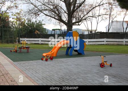 Vista ravvicinata di uno scivolo per bambini in un parco. Foto Stock