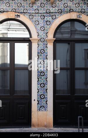 Vista la tipica architettura bellissima su edifici della città portoghese. Foto Stock