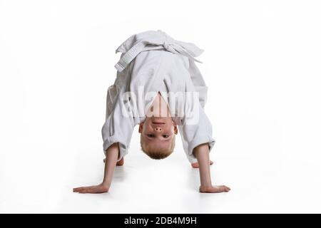 Un ragazzo in kimono fece un ponte di ricevimento Foto Stock