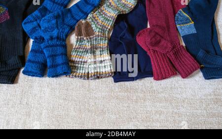 Un lotto di varie calze di cotone e calze invernali in lana a maglia, vista dall'alto. Foto Stock