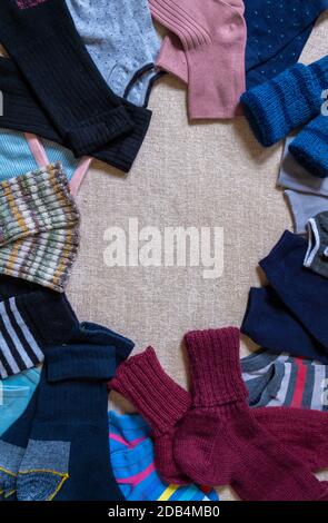 Un lotto di varie calze di cotone e calze invernali in lana a maglia, vista dall'alto. Foto Stock