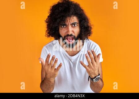 furioso maledetto uomo gridare a qualcuno, guardare la macchina fotografica, esprime aggressione Foto Stock