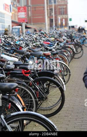 "Biciclette di Amsterdam" questa foto è stata scattata nel novembre 2019 Ad Amsterdam, Paesi Bassi Foto Stock