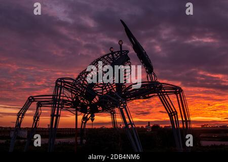 Faro, PORTOGALLO: 8th DICEMBRE 2019 - statua del granchio nelle paludi naturali al tramonto situato a Ria Formosa, Algarve, Portogallo. Foto Stock