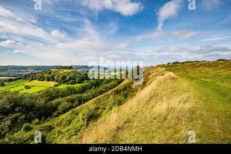 Una vista lungo i bastioni di Uley Bury Iron Age Hill forte verso Downham Hill nel Cotswolds, Inghilterra Foto Stock