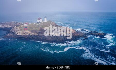 Vista aerea del faro di Nubble a York, IO in nebbia Foto Stock