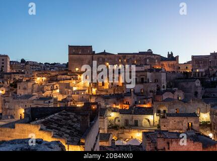 Paesaggio notturno dei Sassi di Matera un quartiere storico nella città di Matera ben noto per le loro antiche abitazioni rupestri. Basilicata. Italia Foto Stock