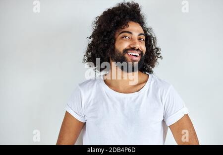 felice uomo allegro sorridente isolato in studio con sfondo bianco, arabo positivo ragazzo posa Foto Stock