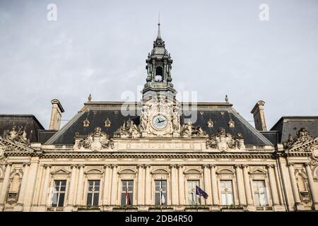 Tours, Francia - 8 febbraio 2020: Dettagli architettonici e atmosfera di strada di fronte al municipio nel centro storico della città in una giornata invernale Foto Stock