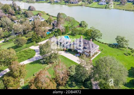 Vista aerea della grande tenuta di Southampton sul lago Agawan nella sezione della tenuta di Southampton, NY Foto Stock