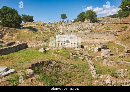 Troy, Provincia di Çanakkale, Turchia. Troy è un sito patrimonio dell'umanità dell'UNESCO. Gruppo di visitatori che camminano attraverso le rovine. Foto Stock