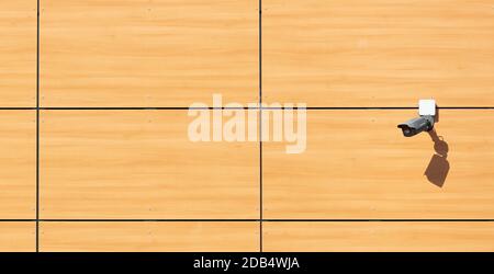 Sorveglianza TVCC telecamera di sicurezza su parete di legno costruzione facciata, banner, spazio di copia Foto Stock