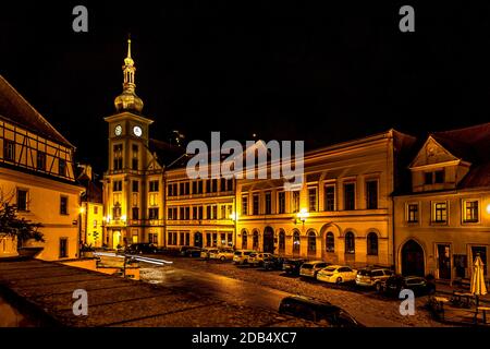 Vista notturna su una città di Loket e il castello di Loket (Hrad Loket, Burg Elbogen), castello inespugnabile su una roccia massiccia, illuminato da lampade da strada. spo. Turistica Foto Stock