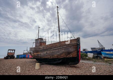 Hastings Port, East Sussex / UK - 2020.08.08: Hastings barche da pesca sulla spiaggia di Rock-a-Nore Foto Stock