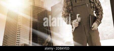 Riparatore in piedi all'ingresso di una casa; esposizione multipla Foto Stock