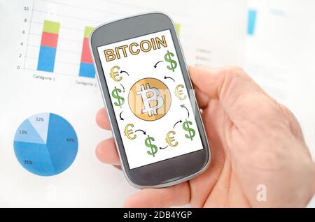 Bitcoin su uno smartphone tenuto da una mano Foto Stock