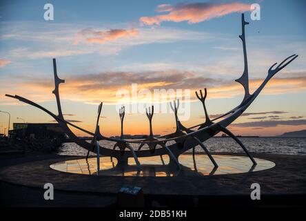 Reyklavik, Islanda - 28 Luglio 2017: Moderna Scultura di metallo che assomiglia a una lunga Viking Ship, Sun Voyager nel porto di Reykjavik, Islanda Foto Stock