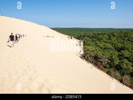 Dune di Pilat; Francia - Settembre 10; 2018: persone che camminano sulla sommità della Duna del Pilat; le più alte dune di sabbia in Europa. La Teste de Buch; Arcacho Foto Stock