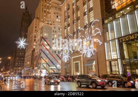 Trafficata Avenue fuori dalla Trump Tower a Manhattan. Strada vestita di umore natalizio con decorazione luminosa Foto Stock