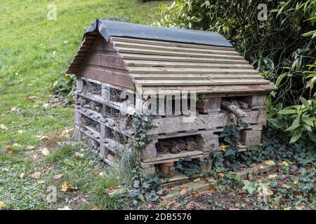 Bug house, creata per insetti, nei giardini Linda Vista, Abergavenny, Galles, Regno Unito Foto Stock