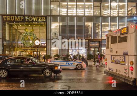 Trafficata Avenue fuori dalla Trump Tower a Manhattan. Strada vestita di umore natalizio con decorazione luminosa. New York City, Stati Uniti Foto Stock