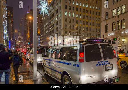 Trafficata NYC Manhattan Avenue con Traffic Jam. Veicoli della polizia di NYPD che pattugliano il quartiere durante la stagione natalizia a New York City, Stati Uniti Foto Stock