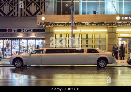 Una limousine bianca ti aspetta all'esterno dell'ingresso dell'hotel nel centro di Manhattan. New York City, Stati Uniti Foto Stock