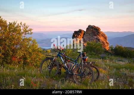 WA18124-00...WASHINGTON - affacciato sul lago Chelan e sul fiume Columbia dalla cima della Cooper Mountain nella Okanogan Wenatchee National Forest. Foto Stock