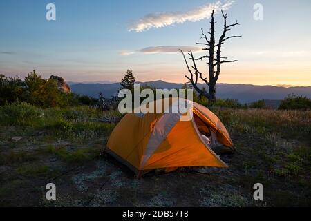 WA18125-00...WASHINGTON - Campeggio al tramonto sulla cima del Cooper Peak nella Okanogan Wenatchee National Forest sopra il lago Chelan. Parte del CAS Foto Stock