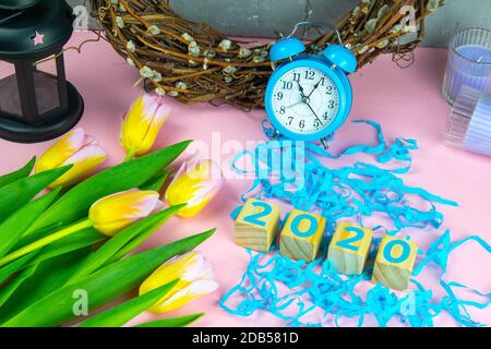 Parola Pasqua su cubetti di legno e circondato con molteplici decorazioni uovo come una festa di sfondo composizione pasquale. Foto Stock