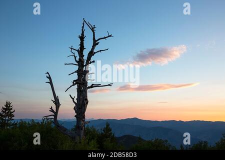 WA18129-00...WASHINGTON - Tramonto sulla catena montuosa Cascade vista da Cooper Mountain si trova sopra il lago Chelan nel Okanogan Wenatchee Natio Foto Stock