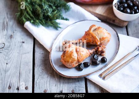 Cacciatore di pollo brasato con vino, olive e pomodori, piatto tradizionale italiano Foto Stock