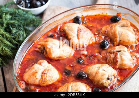 Cacciatore di pollo brasato con vino, olive e pomodori, piatto tradizionale italiano Foto Stock