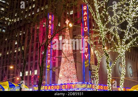 Radio City Music Hall al tempo di Natale. Decorato con un impressionante albero di Natale e luci luminose. New York City, Stati Uniti Foto Stock