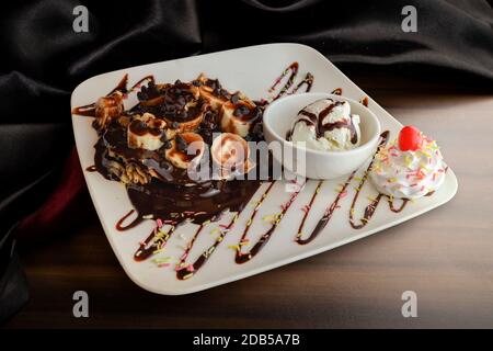 Panake al cioccolato con banana e gelato Foto Stock