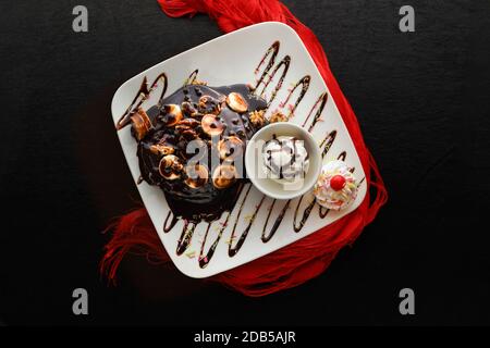 Panake al cioccolato con banana e gelato Foto Stock