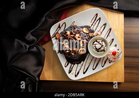 Panake al cioccolato con banana e gelato Foto Stock
