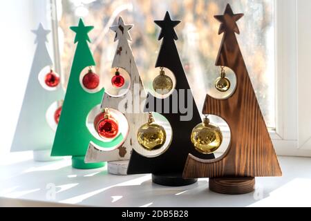 Piccoli interessanti alberi di Natale in legno come souvenir Foto Stock