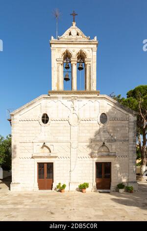 Vista esterna di una chiesa greco-ortodossa nel villaggio di Kefalas, comune di Vamos, Creta, Grecia Foto Stock