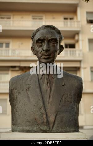 Costantino Peter Cavafy, alias Konstantin o Konstantinos Petrou Kavafis, 1863–1933. Poeta greco egiziano. Statua ad Atene Foto Stock