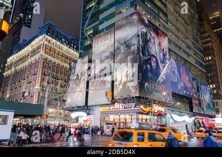 Manhattan Times Square piena di persone che festeggiano il Natale. Edifici imponenti con schermi al neon, luci brillanti e affissioni. New York City, Stati Uniti Foto Stock