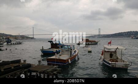 Barche in attesa di salpare nella città di istanbul Foto Stock