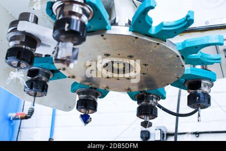 Dettaglio degli utensili da taglio di una macchina CNC ad alta velocità in una fabbrica di materie plastiche. Immagine adatta per brochure industriali e newsletter. Foto Stock
