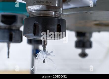Dettaglio degli utensili da taglio di una macchina CNC ad alta velocità in una fabbrica di materie plastiche. Immagine adatta per brochure industriali e newsletter. Foto Stock