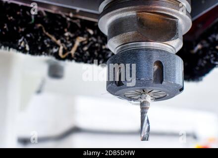 Dettaglio degli utensili da taglio di una macchina CNC ad alta velocità in una fabbrica di materie plastiche. Immagine adatta per brochure industriali e newsletter. Foto Stock